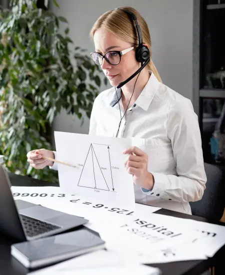 Eine Frau unterrichtet Geometrie und erklärt eine Zeichnung während einer Videokonferenz.
