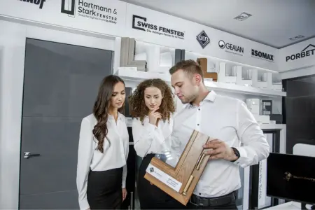 Kundendienstmitarbeiterin in einem Callcenter spricht während eines Videocalls mit Kunden.